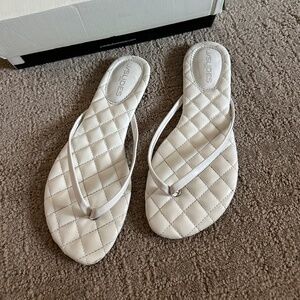 J/SLIDES WHITE FAUX PATENT LEATHER FLIP FLOP SANDALS, SIZE 8